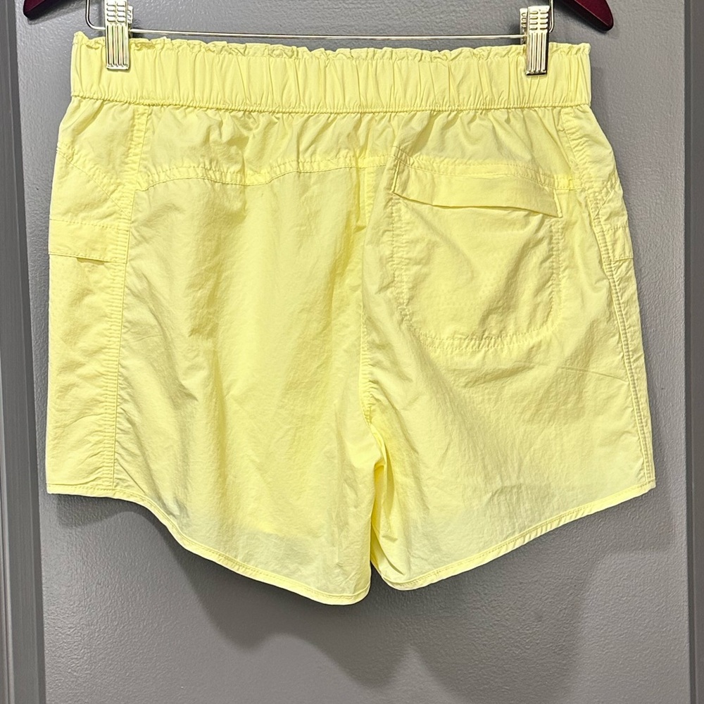 🦋FREE PEOPLE Movement In The Wild Shorts Light Yellow size-Small - Picture 4 of 8